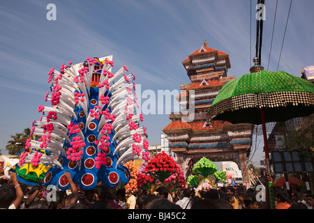 India Kerala, Koorkancherry Thaipooya Mahotsavam festival, Kavadiyattom danza rituale Indù devoti Pookkavadi di filatura Foto Stock