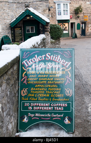 Segno al di fuori di un coffee shop in Bakewell Derbyshire Peak District Foto Stock