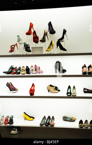 La finestra di visualizzazione delle moderne scarpe da donna Foto Stock