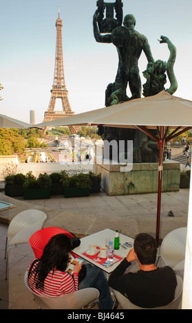 Parigi, Francia, coppia dal retro, in French Cafe/Bistro Restaurant, terrazza marciapiede nel Trocadero, con vista sulla Torre Eiffel, romantico, retro Foto Stock