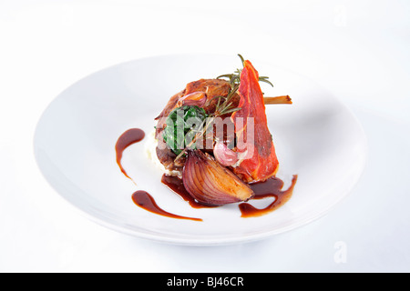 Confit di anatra Gamba su un letto di purea di aglio Foto Stock