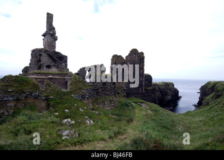 Le rovine del castello di Girnigoe e Castello Sinclair vicino Noss Head e lo stoppino nel nord-est della Scozia. Foto Stock