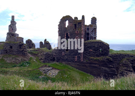 Le rovine del castello di Girnigoe e Castello Sinclair vicino Noss Head e lo stoppino nel nord-est della Scozia. Foto Stock