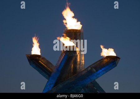 Calderone olimpico e la fiamma olimpica, Vancouver 2010. Fotografato su un chiaro, blu-sky mattina. Foto Stock