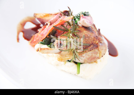 Confit di anatra Gamba su un letto di purea di aglio Foto Stock