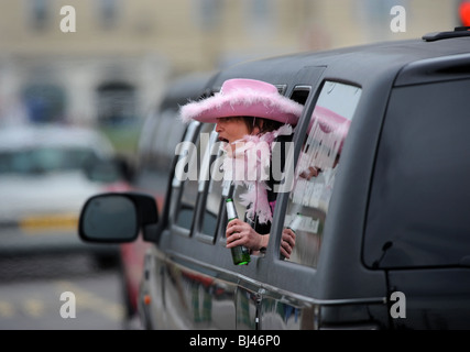 Una ragazza grida dalla finestra di una limousine stretch in Weston-Super-Mare, Somerset REGNO UNITO Foto Stock