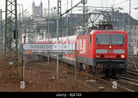 Locali passeggeri suburbano treno arrivando a Dusseldorf stazione ferroviaria centrale. Foto Stock