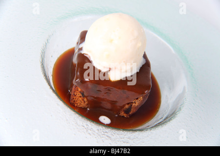 Sticky Toffee Pudding con Salsa di Cioccolato e gelato Foto Stock