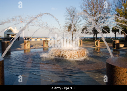 Fontana al Waterfront Park lungo la baia di Charleston in Charleston, Carolina del Sud in primavera Foto Stock