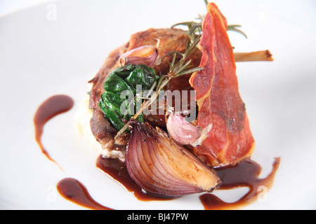 Confit di anatra Gamba su un letto di purea di aglio Foto Stock