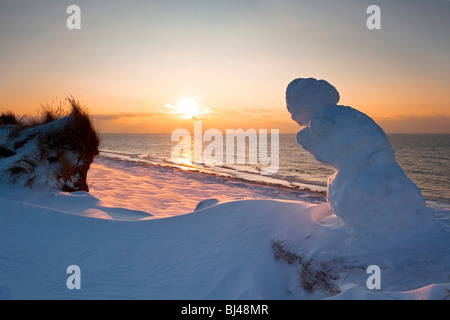 Pupazzo di neve, Tramonto, Rotes Kliff, Red Cliff in inverno, vicino a Kampen sull'isola di Sylt, Schleswig-Holstein, Germania, Europa Foto Stock