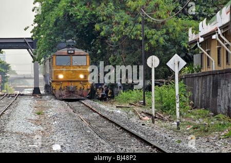 Un motore diesel che passa attraverso un sobborgo di Bangkok, Thailandia, Asia Foto Stock