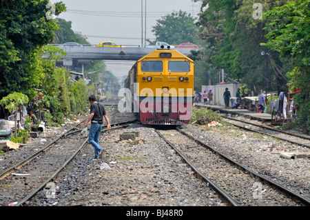 Un motore diesel che passa attraverso un sobborgo di Bangkok, Thailandia, Asia Foto Stock