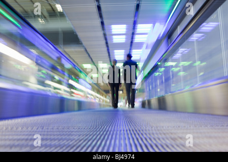 Nastro trasportatore con coppia in background Foto Stock