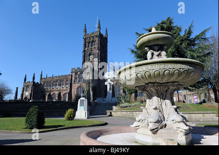 Chiesa di St Peters e giardini a Wolverhampton Regno Unito Inghilterra Foto Stock