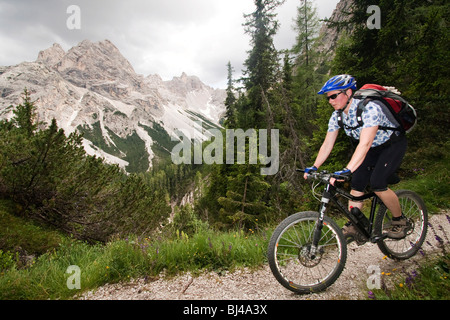 Mountain Biker sul sentiero di fronte al Monte Seekofel, Alto Adige, Italia, Europa Foto Stock