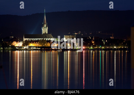 Radolfzell skyline notturno, da Iznang, Radolfzeller Muenster o la chiesa di Nostra Signora, lago Zeller See, Untersee, lago con Foto Stock