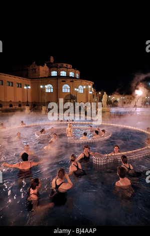 Aumento di vapore spento i bagni Szechenyi in una fredda notte invernale a Budapest, Ungheria Foto Stock