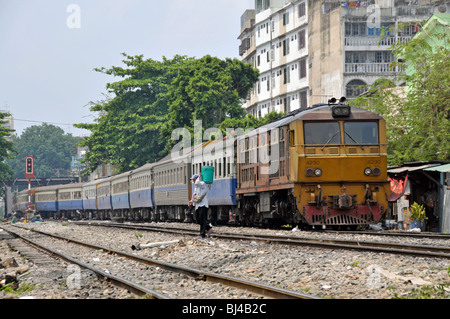 Un motore diesel che passa attraverso un sobborgo di Bangkok, Thailandia, Asia Foto Stock