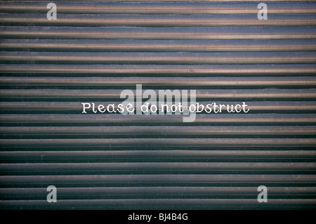 Si prega di non ostruire la porta del garage Foto Stock