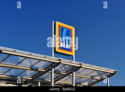 ALDI, supermercato, logo. Il vecchio Showground, Kendal Cumbria, England, Regno Unito, Europa. Foto Stock