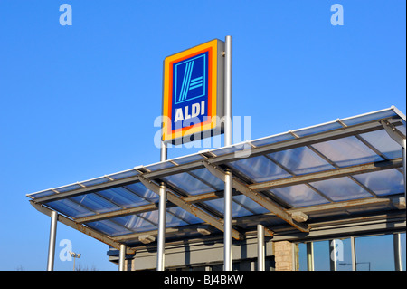 Supermercato ALDI, logo. Il vecchio Showground, Kendal Cumbria, England, Regno Unito, Europa. Foto Stock