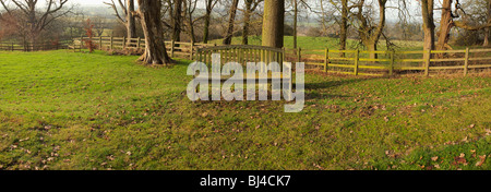 Un banco in un giardino di campagna Foto Stock