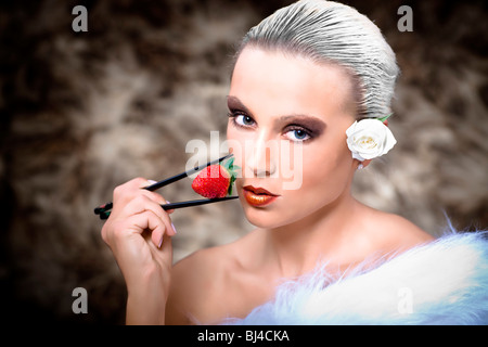 Giovane donna con fragola e pellicce Foto Stock