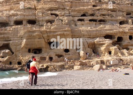 Grotta preistorica abitazioni di Matala, Creta, Grecia, Europa Foto Stock