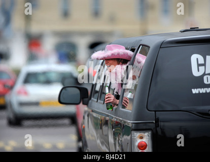 Una ragazza grida dalla finestra di una limousine stretch in Weston-Super-Mare, Somerset REGNO UNITO Foto Stock