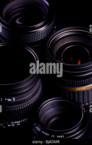 Un gruppo di isolati su nero gli obiettivi DSLR. Foto Stock