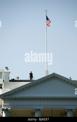 La guardia di sicurezza sul tetto della Casa Bianca di Washington D.C, STATI UNITI D'AMERICA Foto Stock