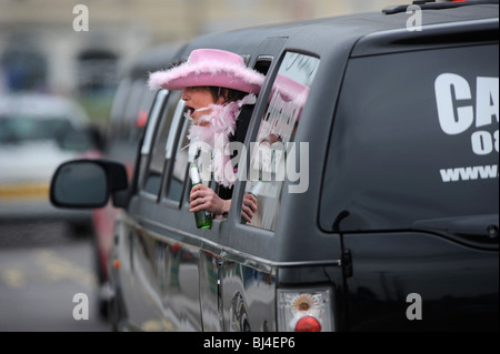 Una ragazza grida dalla finestra di una limousine stretch in Weston-Super-Mare, Somerset REGNO UNITO Foto Stock