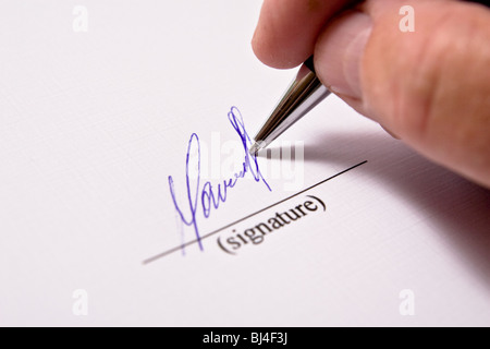 L'uomo la firma di documenti. La firma. Foto Stock