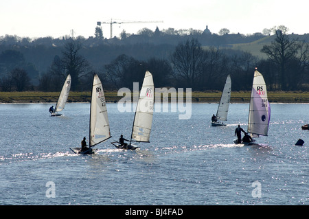 Barca a vela sul serbatoio di Bartley, Birmingham, West Midlands, England, Regno Unito Foto Stock