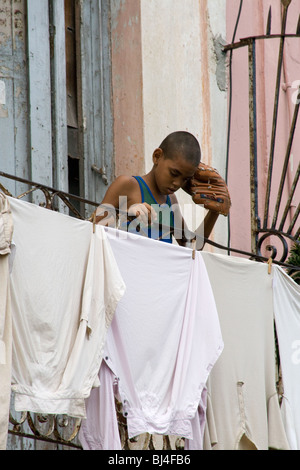 Lavaggio e asciugatura su un balcone a L'Avana, Cuba Foto Stock