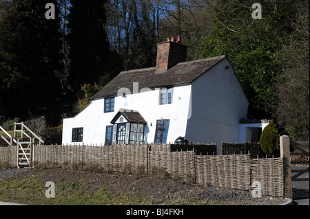 Cottage sporgendoti dovuta a fenomeni di subsidenza Shropshire England Regno Unito Foto Stock