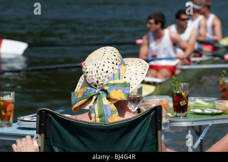 Spettatore guardando una gara presso il Royal Henley Regatta dal lato del fiume Foto Stock