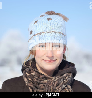 Ritratto di una donna su un gelido giorno d'inverno. Lo Storione Creek, Winnipeg, Manitoba, Canada. Foto Stock