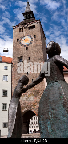 La madre e il Bambino statua / Scultura nella parte anteriore della 'Torre dell'orologio' e la vecchia porta della città Landsberg am Lech, Baviera, Germania Foto Stock