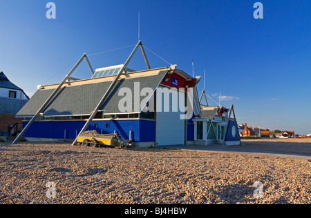 Scialuppa di salvataggio RNLI stazione sulla spiaggia di Aldeburgh Suffolk East Anglia UK Foto Stock