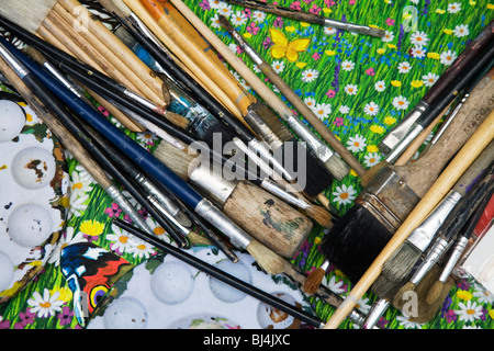 Street artista pittore strumenti. Pennelli su una tela di canapa. Monaco di Baviera, Germania Foto Stock
