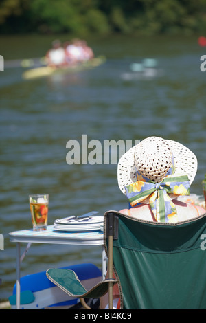 Spettatore guardando una gara presso il Royal Henley Regatta dal lato del fiume Foto Stock