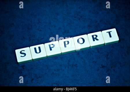 Lettere di supporto sul bel blu backround Foto Stock