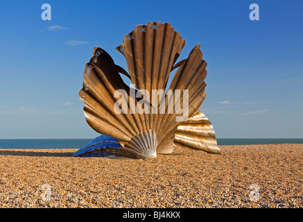 La dentellatura della scultura sulla spiaggia di Aldeburgh Suffolk REGNO UNITO dalla Maggi Hamblin dedicato al compositore Benjamin Britten e creato nel 2003 Foto Stock
