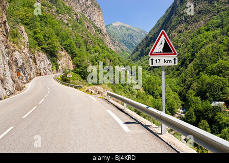 Strada di montagna, con cartello segnaletico per il traffico di rocce in caduta nelle Alpi marittime, Provenza, Francia meridionale, Europa Foto Stock