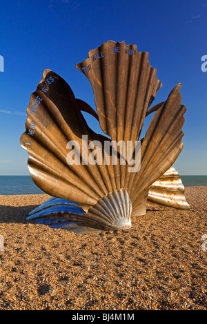 La dentellatura della scultura sulla spiaggia di Aldeburgh Suffolk REGNO UNITO dalla Maggi Hamblin dedicato al compositore Benjamin Britten e creato nel 2003 Foto Stock