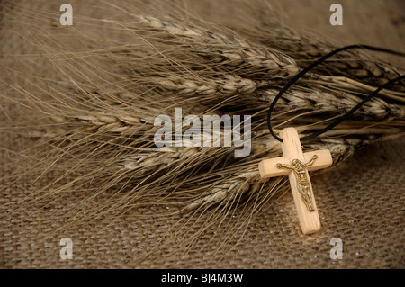 Una croce cristiana su spighe di grano - concezione religiosa Foto Stock