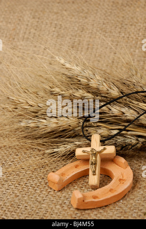 Una croce cristiana spighe di grano e ferri di cavallo - la prosperità convinzione fortuna - concezione religiosa Foto Stock