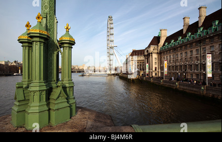 Il London Eye e la County Hall dal Westminster Bridge London Inghilterra England Regno Unito Foto Stock